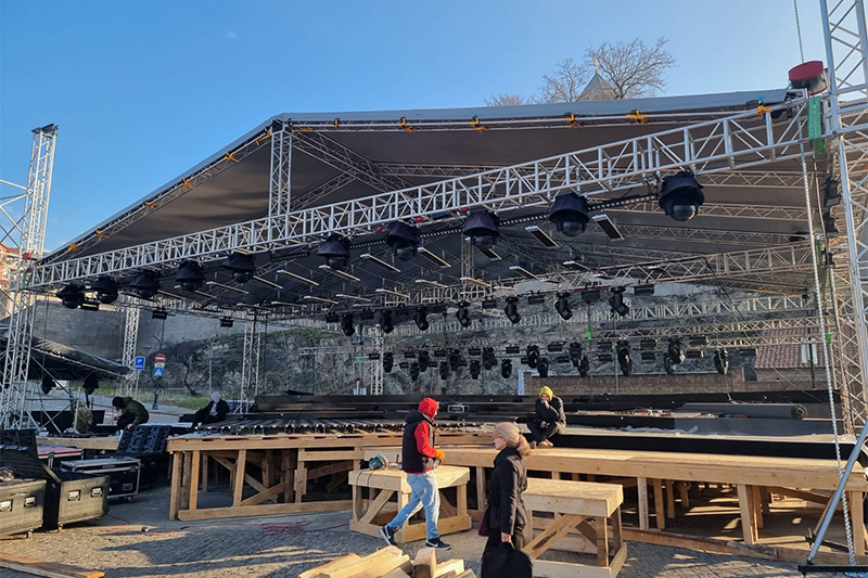 Truss adds color to skiing sports