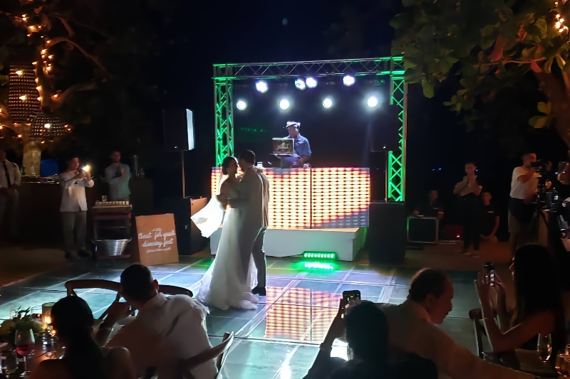Display trusses and crystal chairs for weddings in Honduras